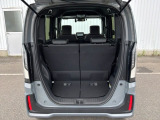 ちょっとした荷物やお買い物には充分な広さの荷室です。