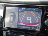 【アラウンドビューモニター&バックモニター】クルマを真上から見下ろしているかのような映像が表示され、周囲の状況がひと目で把握できるので、安心してスマートに駐車できます。駐車が苦手な方にオススメです!