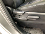運転席シート座面は上下アジャスター付きです。お好みの位置に調整可能です。