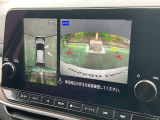上から見下ろしているような視点で周囲が確認できるアラウンドビューモニターです。上から見下らしているような映像によって縦列駐車もラクラク、駐車が苦手な人の強い味方です!