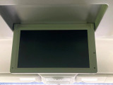 【後席モニター】家族や友人とお出かけする機会が多い方に大人気の後席モニターを装備!見やすい位置に画面がありテレビやDVDの視聴も快適!友達もお子様も、後席にしか乗らなくなるかも??