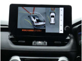 サイドクリアランスビュー表示中に、旋回時の運転操作に合わせて自動で車両を斜め後方から見たような映像を表示。