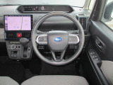 ステアリングはウレタン製で、軽い操作感が長時間の運転でも疲れにくいです。