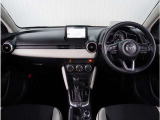 【インパネ周り】視界がよく運転しやすい設計となっております。インパネ周りもすっきりと洗練されたデザインで高級感が溢れています。日々のドライブを飽きさせません。