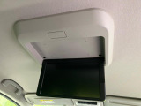 【フリップダウンモニター】大画面モニターで後席でもエンタメをお楽しみいただけます。小さなお子様にも大人気の装備です♪