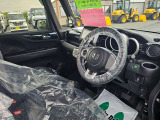 運転席はこちらです。プライベートな車内なのでリラックスできる空間を。