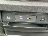 USB充電ポートもありますので、携帯や端末機器の充電もできて、便利ですよ!