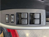 パワーウィンドウのスイッチですよ。 運転席に居ながら窓を開け閉めのコントロールできますよ。 ロック機能で、子供がイタズラして窓を開けるという事も無くなりますよ。
