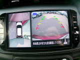 アラウンドビューモニターも装備しております。ご覧のように車体を真上か見たような映像なので、車庫入れの苦手なお客様ももうご心配いりません。