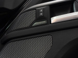 MERIDIANサラウンドサウンドシステム15スピーカー、デュアルチャンネルサブウーファーでまるでコンサート会場に訪れたかのような音響を体感することができます。