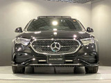フロントグリル中央に大きく輝くスリーポインテッドスター。メルセデスベンツならではのステータスを強く感じる事ができます