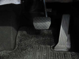 【オルガン式アクセルペダル】かかとを支点として足首とペダルの動きが一致するため、スムーズで正確な操作が可能です。ペダル反力を足の重さで支える事ができるため長時間の運転でも足が疲れにくくなります。