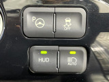 【ヘッドアップディスプレイ(HUD)】フロントウインドウガラスに走行情報を投影します。運転中の目線と重なるように表示されるので、少ない視線移動で速度が確認できるので、 ドライビングに集中できます!