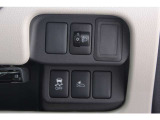 運転席でヘッドライトの高さ(光軸)を調節できます。人や荷物を積んで、対向車が眩しそうなときは光軸を下げます。