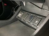 アクセサリーソケットはUSBのアダプターなどをつければ、スマホの充電にも使えます。横にはナビゲーション用の外部入力可能なUSB端子がついており、周辺には物が置けるトレーがついています。