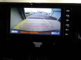 バックモニター付きで慣れない駐車場や車庫入れをサポートします。