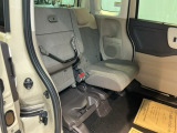 【チップアップシート】座面を跳ね上げれば、後席がそのまま背の高い荷物置き場に。ベビーカーや観葉植物も、横にせずそのまま積み込めます。「高さ」を活かせる車に欠かせないアレンジです。