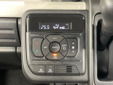 【オートエアコン】一度お好みの温度に設定すれば、車内の温度を検知し風量や温度を自動で調整。暑い&hellip;寒い&hellip;と何度もスイッチ操作をする必要はありません。快適な車内空間には必須の機能ですね♪