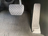 【オルガン式アクセルペダル】かかとを支点として足首とペダルの動きが一致するため、スムーズで正確な操作が可能です。ペダル反力を足の重さで支える事ができるため長時間の運転でも足が疲れにくくなります。