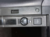 充電用USB端子付き。スマートフォンなどの充電に便利です。
