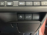 両手が荷物で塞がっている時にはコレ!パワーバックドアで開閉ラクラクです。バックドアに手が届かない時も、リモコンで開閉の操作が可能です。もちろん、荷物もたっぷり積めます。