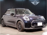MINIのフロントグリルのデザインはイギリスで生まれた当初から、シルバーのサイドバーが折り重なった伝統的なデザインで御座います。その伝統はBMWのお車になってからでも少しずつ形を変えて守られております