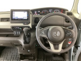 【ハンドル】運転にかかわる様々な操作を安全に行えるように視点移動が少なく操作性に配慮されたスイッチ類が凝縮されたコックピットです。