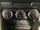 空調スイッチ類は最近流行のタッチパネル式ではなく、運転中でも直感的に操作できるダイヤル式を採用しております。