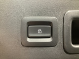 「キーを携帯」「車両電源OFF」「すべてのドアが閉まっている」これらの条件を満たす時にリアゲートロックスイッチを押しゲートを閉めると、すべてのドア、リアゲート、給油口が施錠されます。
