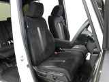 フロントベンチシートですので運転席足元ゆったり広々快適です。助席への移動も楽々です。
