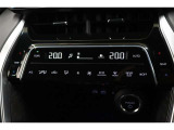 運転席と助手席、それぞれ温度調節ができ、オールシーズン快適なオートエアコンとなっております!
