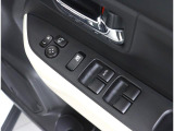 運転席ドアにはパワーウィンドウスイッチが集約され、ドアミラー調整スイッチも装備!1か所で簡単に操作が可能です!