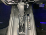 CVT車のセレクトレバーです。低速から高速まで、変速ショックのないスムーズな走りと、エンジン効率のよい領域を維持して燃費にも貢献します。