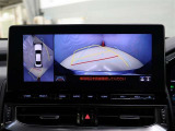 パノラミックビューモニター付きです。車両を上から見たような映像をディスプレイオーディオ画面に表示。運転席からの目視だけでは見にくい、車両周辺の状況をリアルタイムでしっかり確認できます。