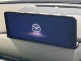 【10.25インチマツダコネクト】車内の雰囲気にマッチした大型ディスプレイ。スマホ接続でのナビ使用やBluetooth再生等、様々な機能が楽しめます。直感的なダイヤル操作が可能で、使い勝手も良好です。