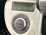 【オートエアコン】一度お好みの温度に設定すれば、車内の温度を検知し風量や温度を自動で調整。暑い&hellip;寒い&hellip;と何度もスイッチ操作をする必要はありません。快適な車内空間には必須の機能ですね♪