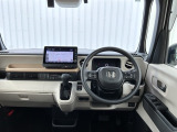 水平基調でスッキリとしたフロントビュー。広く見渡せて運転に安心をもたらします