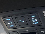 【パワーバックドア】スマートキーや運転席のボタンを押すだけでリアゲートが自動で開閉します!荷物を持っている時や、高い位置にあるバックドアを閉める際に便利な機能です♪