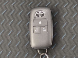 ドアの開閉時、両手が荷物で塞がっている時はキーレスでのカギの解除が大変ですよね。スマートキーはポケットやバッグに入れておけば、ノブに触れただけでロックの解除が可能です。とても便利な機能です。