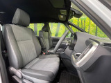 運転席まわりには十分なスペースがあり、大柄な方でもゆったり運転していただける環境です。