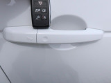 【キーレスエントリー】バッグやポケットからキーを取り出すことなく車にアクセスして、ロックとアラームを設定できます。 毎日の利便性をさらに高める機能です。