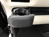 カップホルダーは運転席や助手席からちょうど手の届く位置です!!