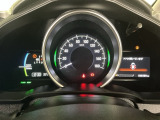 メーターの横に液晶カラーディスプレーを装備。航続可能距離等の情報やHonda SENSINGの注意・警告を表示します!