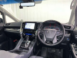 運転席まわりです。 各操作スイッチは使いやすい位置に配置されてます。