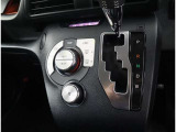 手に馴染み、操作しやすいデザインのシフトレバー