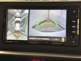 【パノラマモニター】車を真上から見た状態をナビに映し出し、駐車時などをサポート☆クルマの真横や斜め後ろなど、目が届きにくい箇所も確認できるため、いち早く障害物に気が付くことができます!