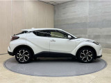 全車1年間の走行距離無制限のロングラン保証付きです。また、さらに安心をお求めの方には1年〜2年の保証延長ができる「ロングラン&alpha;保証」(有償)もお選びいただけます。