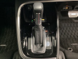 「e:HEV」は、モーター走行を中心にしながら電気エネルギーやエンジン動力を最も効率よく使い分けることができる賢いハイブリッドシステムです。サイドブレーキはスイッチ操作の電子制御パーキングブレーキです