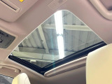 【サンルーフ】ボタンひとつで開閉可能!開放感たっぷりのサンルーフが装着されています!車内に明かりを取り入れたり景色を楽しむ以外にも、よどみがちな車内の空気も簡単に換気できて快適です!