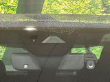 【スマートブレーキサポート】走行中に前方の車両等を認識し、衝突しそうな時は警報とブレーキで衝突回避と被害軽減をアシスト。より安全にドライブをお楽しみいただけます。